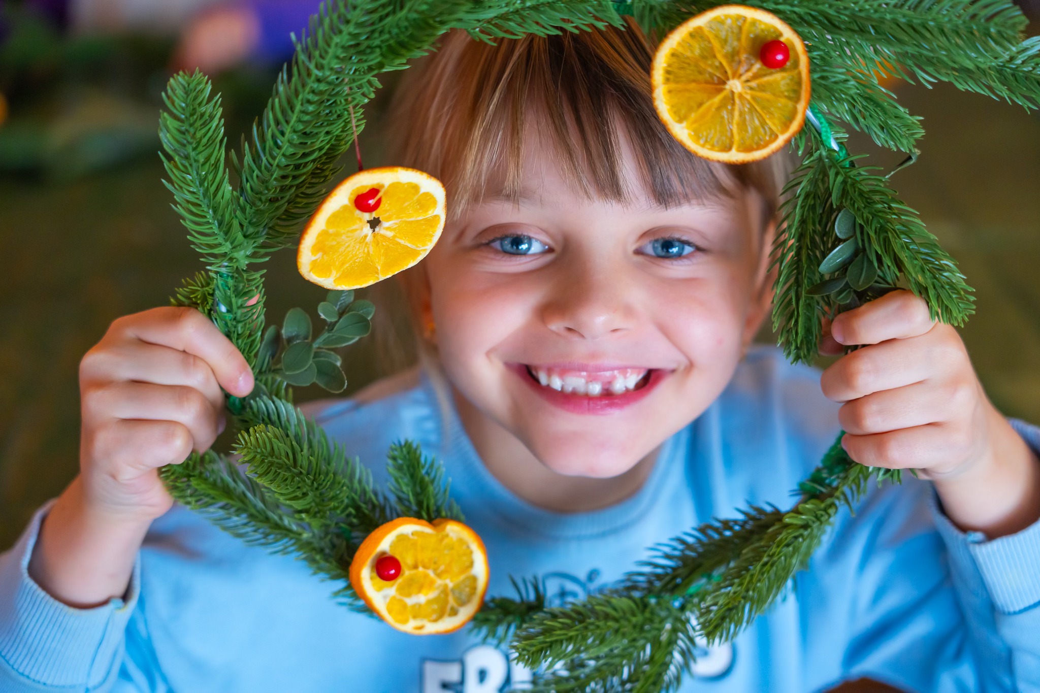 Работен кът с деца, които рисуват върху големи листове