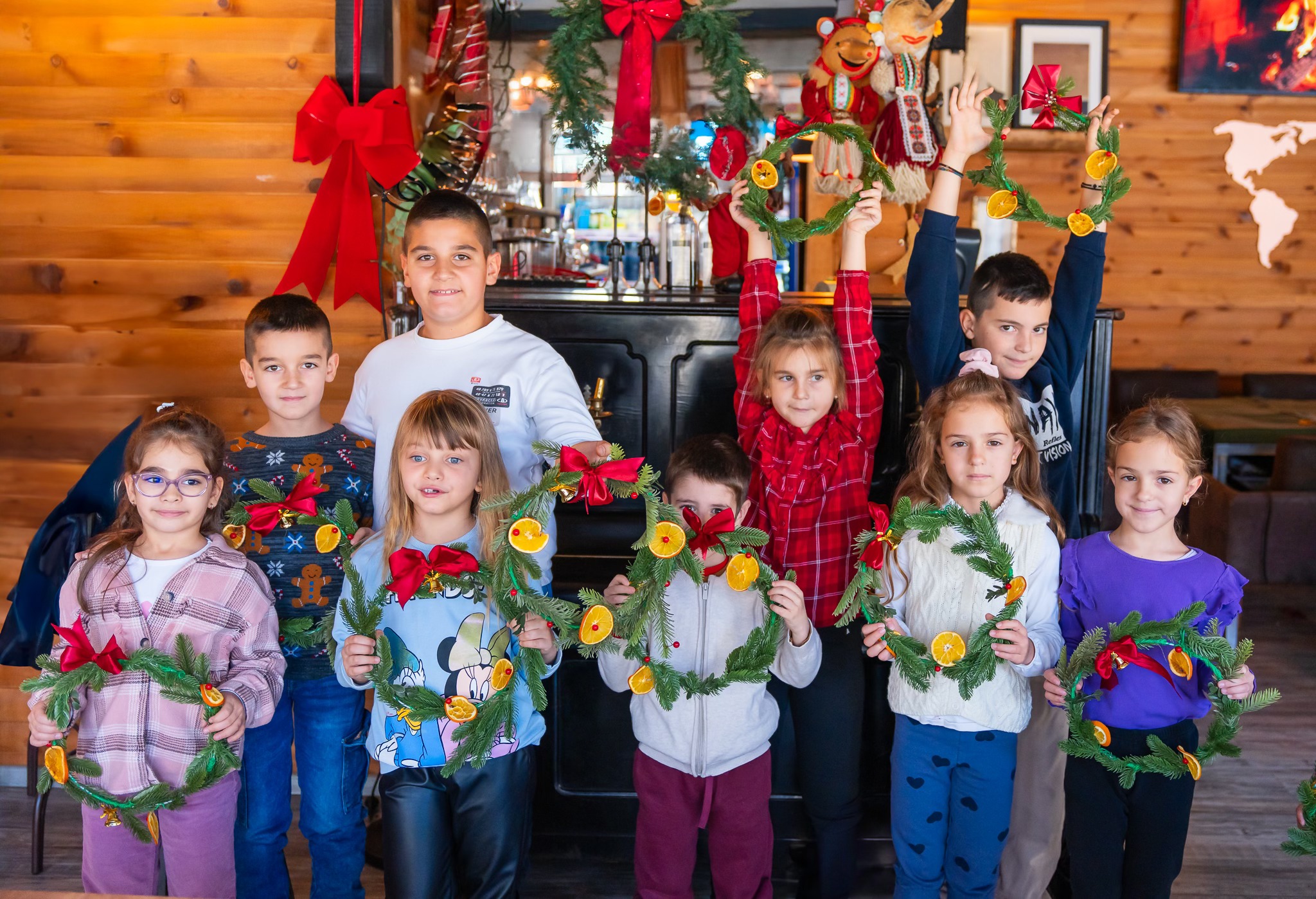 Малки художници оцветяват ярки композиции
