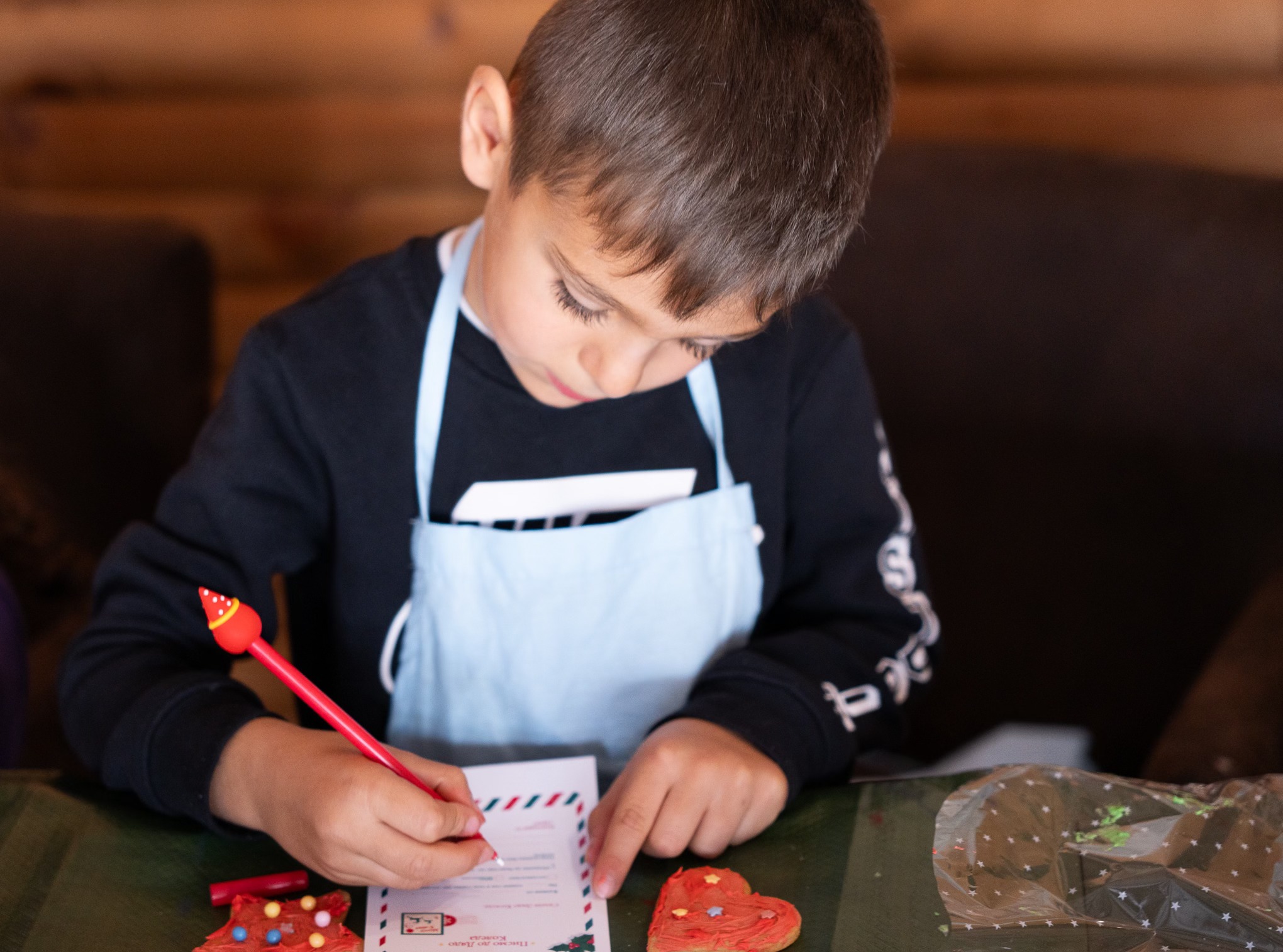 Оцветени фигури и шаблони, подредени на маса