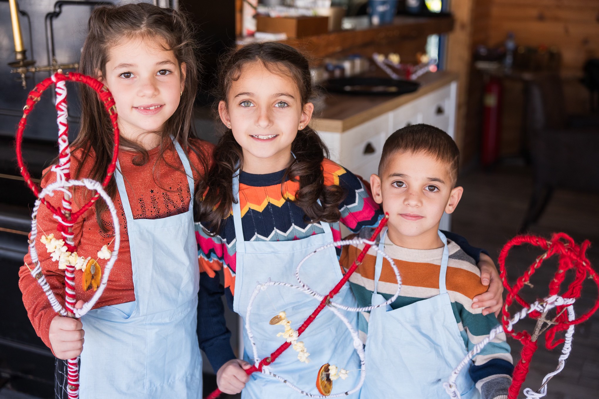 Деца рисуват в екип върху споделено платно